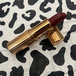 Charlotte tilbury lipstick in shade legendary queen